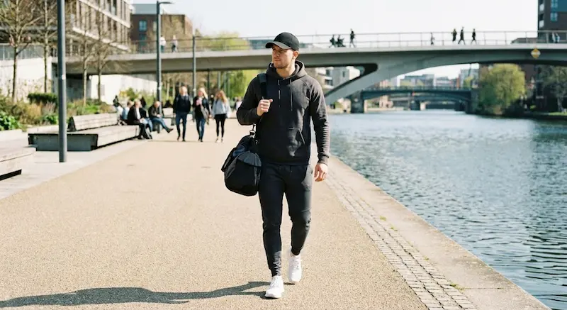 استایل اسپرت Athleisure با کلاه لبه دار