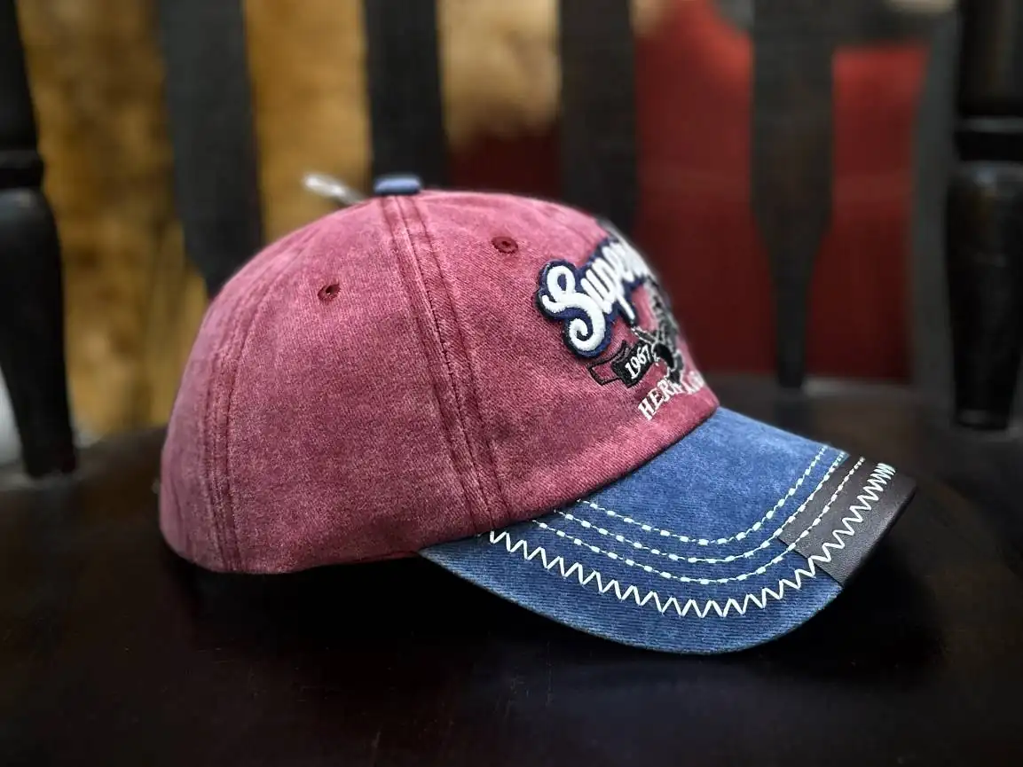 کلاه سنگشور Superdry آبی قرمز (مدل 3006) از بغل کلاه سنگشور Superdry آبی قرمز (مدل 3006) از بغل