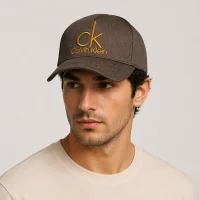 کلاه کپ کتان CK کرم (مدل H1005) روی سر مدل